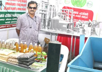 കൃഷിവൈഭവ് മേളയിലെ മാവേലിക്കര ഫാര്‍മര്‍ പ്രൊഡ്യൂസര്‍ കമ്പനിയുടെ സ്റ്റാളില്‍ ചെയര്‍മാന്‍ ഗോപന്‍ ചെന്നിത്തല