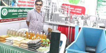 കൃഷിവൈഭവ് മേളയിലെ മാവേലിക്കര ഫാര്‍മര്‍ പ്രൊഡ്യൂസര്‍ കമ്പനിയുടെ സ്റ്റാളില്‍ ചെയര്‍മാന്‍ ഗോപന്‍ ചെന്നിത്തല