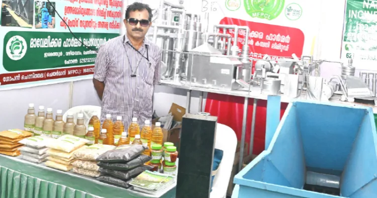 കൃഷിവൈഭവ് മേളയിലെ മാവേലിക്കര ഫാര്മര് പ്രൊഡ്യൂസര് കമ്പനിയുടെ സ്റ്റാളില് ചെയര്മാന് ഗോപന് ചെന്നിത്തല