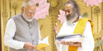 ആര്‍ട്ട് ഓഫ് ലിവിങ്ങിന്റെ വാര്‍ഷിക ആഘോഷങ്ങളില്‍ പങ്കെടുക്കാന്‍ ബെംഗളൂരുവിലെത്തിയ പ്രധാനമന്ത്രി നരേന്ദ്ര മോദി ആചാര്യന്‍ ശ്രീ ശ്രീ രവിശങ്കറിനൊപ്പം