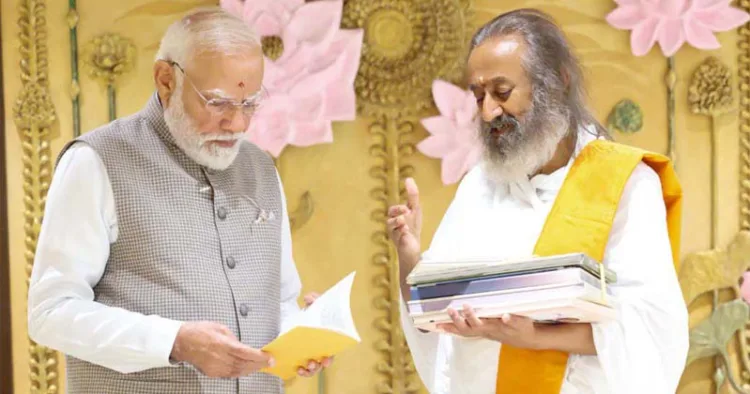 ആര്‍ട്ട് ഓഫ് ലിവിങ്ങിന്റെ വാര്‍ഷിക ആഘോഷങ്ങളില്‍ പങ്കെടുക്കാന്‍ ബെംഗളൂരുവിലെത്തിയ പ്രധാനമന്ത്രി നരേന്ദ്ര മോദി ആചാര്യന്‍ ശ്രീ ശ്രീ രവിശങ്കറിനൊപ്പം