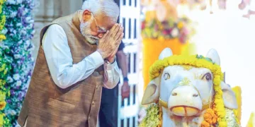 വൈദേശിക ആക്രമണത്തില്‍ നിന്നുള്ള പുനരുദ്ധാരണത്തിന്റെ 75-ാം വാര്‍ഷികത്തില്‍ സോമനാഥ് ക്ഷേത്രം സന്ദര്‍ശിച്ച പ്രധാനമന്ത്രി നരേന്ദ്ര മോദി നന്ദിയെ വന്ദിക്കുന്നു