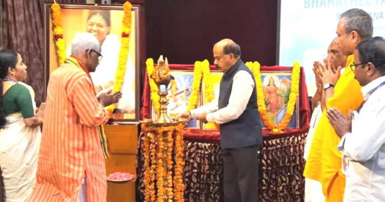 കരുനാഗപ്പള്ളി വള്ളിക്കാവ് അമൃത എഞ്ചിനിയറിംഗ് കോളജില്‍ നടക്കുന്ന ഭാരതീയ വിദ്യാനികേതന്റെ സംസ്ഥാന പ്രതിനിധി സഭ വിസി ഡോ. മോഹന്‍ കുന്നുമ്മല്‍ ഉദ്ഘാടനം ചെയ്യുന്നു