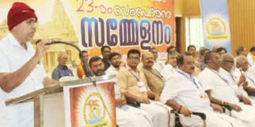 ഹിന്ദു ഐക്യവേദി സംസ്ഥാന സമ്മേളനത്തിന്റെ സമാപന യോഗം ആര്എസ്എസ് ദക്ഷിണ ക്ഷേത്ര കാര്യവാഹ് എം. രാധാകൃഷ്ണന് ഉദ്ഘാടനം ചെയ്തു സംസാരിക്കുന്നു