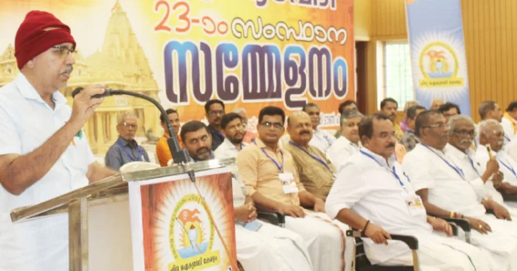 ഹിന്ദു ഐക്യവേദി സംസ്ഥാന സമ്മേളനത്തിന്റെ സമാപന യോഗം ആര്‍എസ്എസ് ദക്ഷിണ ക്ഷേത്ര കാര്യവാഹ് എം. രാധാകൃഷ്ണന്‍ ഉദ്ഘാടനം ചെയ്തു സംസാരിക്കുന്നു