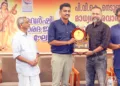 പി.വി.കെ. നെടുങ്ങാടി സ്മാരക മാധ്യമപുരസ്‌കാരം ജനം ടിവി പാലക്കാട് ബ്യൂറോ ചീഫ് അരുണ്‍ ആലത്തൂരിന് വിവേക് നാരായണന്‍ സമ്മാനിക്കുന്നു. മുതിര്‍ന്ന മാധ്യമ പ്രവര്‍ത്തകന്‍ കെ.എം. പരമേശ്വരന്‍, ഭാരതീയ വിചാരകേന്ദ്രം ഡയറക്ടര്‍ ആര്‍. സഞ്ജയന്‍, വിശ്വസംവാദകേന്ദ്രം അധ്യക്ഷന്‍ ഹരീഷ് കടയപ്രത്ത് എന്നിവര്‍ സമീപം