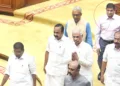 ഗവര്‍ണര്‍ രാജേന്ദ്ര വിശ്വനാഥ് ആര്‍ലേക്കറെ ഡിജിപി റവാഡ
ചന്ദ്രശേഖര്‍ നിയമസഭയ്ക്കുള്ളില്‍ അനുഗമിക്കുന്നു