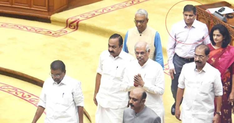 ഗവര്‍ണര്‍ രാജേന്ദ്ര വിശ്വനാഥ് ആര്‍ലേക്കറെ ഡിജിപി റവാഡ
ചന്ദ്രശേഖര്‍ നിയമസഭയ്ക്കുള്ളില്‍ അനുഗമിക്കുന്നു