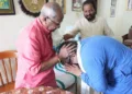 നേമം എംഎല്എയും ബിജെപി സംസ്ഥാന അധ്യക്ഷനുമായ രാജീവ് ചന്ദ്രശേഖര് മുന് കേന്ദ്രമന്ത്രിയും നേമത്തെ ആദ്യ ബിജെപി എംഎല്എയുമായ ഓ. രാജഗോപാലിനെ അദ്ദേഹത്തിന്റെ വീട്ടില് സന്ദര്ശിച്ച് അനുഗ്രഹം തേടുന്നു. ബിജെപി സംസ്ഥാന ജനറല് സെക്രട്ടറി അഡ്വ. എസ്. സുരേഷ് സമീപം