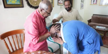 നേമം എംഎല്‍എയും ബിജെപി സംസ്ഥാന അധ്യക്ഷനുമായ രാജീവ് ചന്ദ്രശേഖര്‍ മുന്‍ കേന്ദ്രമന്ത്രിയും നേമത്തെ ആദ്യ ബിജെപി എംഎല്‍എയുമായ ഓ. രാജഗോപാലിനെ അദ്ദേഹത്തിന്റെ വീട്ടില്‍ സന്ദര്‍ശിച്ച് അനുഗ്രഹം തേടുന്നു. ബിജെപി സംസ്ഥാന ജനറല്‍ സെക്രട്ടറി അഡ്വ. എസ്. സുരേഷ് സമീപം