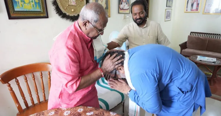 നേമം എംഎല്‍എയും ബിജെപി സംസ്ഥാന അധ്യക്ഷനുമായ രാജീവ് ചന്ദ്രശേഖര്‍ മുന്‍ കേന്ദ്രമന്ത്രിയും നേമത്തെ ആദ്യ ബിജെപി എംഎല്‍എയുമായ ഓ. രാജഗോപാലിനെ അദ്ദേഹത്തിന്റെ വീട്ടില്‍ സന്ദര്‍ശിച്ച് അനുഗ്രഹം തേടുന്നു. ബിജെപി സംസ്ഥാന ജനറല്‍ സെക്രട്ടറി അഡ്വ. എസ്. സുരേഷ് സമീപം