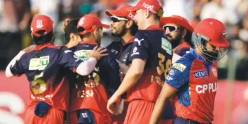 പഞ്ചാബ് കിങ്‌സ് ക്യാപ്റ്റന്‍ ശ്രേയസ് അയ്യരെ പുറത്താക്കിയ ബെംഗളൂരു താരങ്ങളുടെ ആഹ്ലാദം