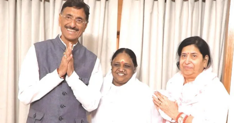 കേന്ദ്രമന്ത്രി സഞ്ജയ് സേത്തും ഭാര്യ നീതാ സേത്തും മാതാ അമൃതാനന്ദമയീ ദേവിയോടൊപ്പം