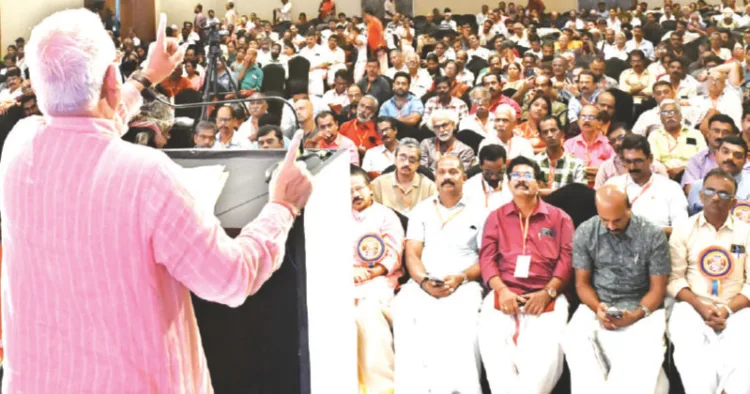 ഭാരതീയ വ്യാപാരി വ്യവസായി സംഘം ആറാം സംസ്ഥാന സമ്മേളനത്തിന്റെ സമാപന സമ്മേളനം സ്വദേശി ജാഗരണ്‍ മഞ്ച് ദേശീയ സഹ സംഘടനാ സെക്രട്ടറി സതീഷ് കുമാര്‍ ജി. ഉദ്ഘാടനം ചെയ്യുന്നു