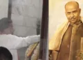 ബിജെപി മൂന്നില്‍ രണ്ടു ഭൂരിപക്ഷം നേടി ബംഗാളില്‍ അധികാരത്തില്‍ വന്ന ശേഷം സുവേന്ദു അധികാരി ശ്യാമപ്രസാദ് മുഖര്‍ജിയുടെ പ്രതിമയില്‍ മാല ചാര്‍ത്തുന്നു (ഇടത്ത്) ശ്യാമപ്രസാദ് മുഖര്‍ജി (വലത്ത്)