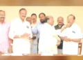 എസ്എന്‍ഡിപി യോഗത്തിന്റെ 123ാം ജന്മദിനാഘോഷം കേക്ക് മുറിച്ച് ഉദ്ഘാടനം ചെയ്ത് ജനറല്‍ സെക്രട്ടറി വെള്ളാപ്പള്ളി നടേശന്‍ പ്രസിഡന്റ് ഡോ.എം.എന്‍.സോമന് മധുരം നല്‍കുന്നു