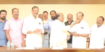 എസ്എന്‍ഡിപി യോഗത്തിന്റെ 123ാം ജന്മദിനാഘോഷം കേക്ക് മുറിച്ച് ഉദ്ഘാടനം ചെയ്ത് ജനറല്‍ സെക്രട്ടറി വെള്ളാപ്പള്ളി നടേശന്‍ പ്രസിഡന്റ് ഡോ.എം.എന്‍.സോമന് മധുരം നല്‍കുന്നു