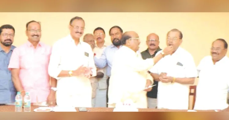 എസ്എന്‍ഡിപി യോഗത്തിന്റെ 123ാം ജന്മദിനാഘോഷം കേക്ക് മുറിച്ച് ഉദ്ഘാടനം ചെയ്ത് ജനറല്‍ സെക്രട്ടറി വെള്ളാപ്പള്ളി നടേശന്‍ പ്രസിഡന്റ് ഡോ.എം.എന്‍.സോമന് മധുരം നല്‍കുന്നു