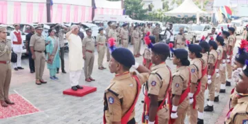 സംസ്ഥാനതല സഹവാസ ക്യാമ്പ് ഉദ്ഘാടനം ചെയ്യാനെത്തിയ ഗവര്‍ണര്‍ രാജേന്ദ്ര വിശ്വനാഥ് ആര്‍ലേക്കര്‍ സ്റ്റുഡന്‍സ് പോലീസ് കേഡറ്റുകളുടെ ഗാര്‍ഡ് ഓഫ് ഓണര്‍ ഏറ്റുവാങ്ങുന്നു