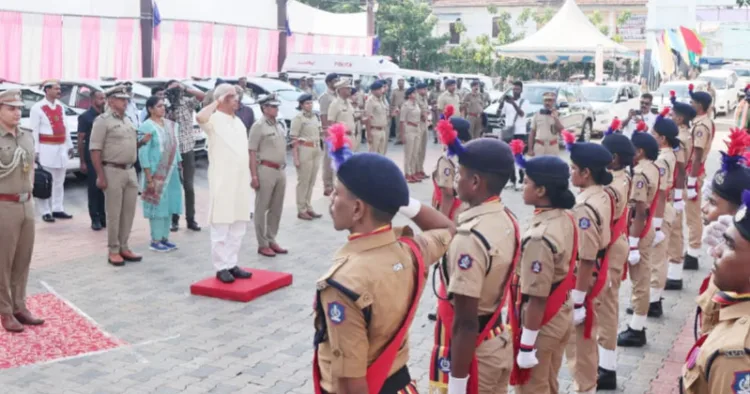 സംസ്ഥാനതല സഹവാസ ക്യാമ്പ് ഉദ്ഘാടനം ചെയ്യാനെത്തിയ ഗവര്‍ണര്‍ രാജേന്ദ്ര വിശ്വനാഥ് ആര്‍ലേക്കര്‍ സ്റ്റുഡന്‍സ് പോലീസ് കേഡറ്റുകളുടെ ഗാര്‍ഡ് ഓഫ് ഓണര്‍ ഏറ്റുവാങ്ങുന്നു