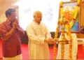 സംഘ ശതാബ്ദിയുടെ ഭാഗമായി കൊല്ലം ചിന്നക്കട നാണി ഹോട്ടലില്‍ സംഘടിപ്പിച്ച പ്രബുദ്ധ പൗരസംഗമത്തിന് ആര്‍എസ്എസ് അഖില ഭാരതീയ പ്രചാര്‍പ്രമുഖ് സുനില്‍ ആംബേക്കര്‍ ദീപം തെളിയിക്കുന്നു