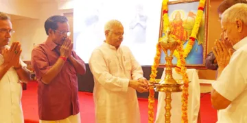 സംഘ ശതാബ്ദിയുടെ ഭാഗമായി കൊല്ലം ചിന്നക്കട നാണി ഹോട്ടലില്‍ സംഘടിപ്പിച്ച പ്രബുദ്ധ പൗരസംഗമത്തിന് ആര്‍എസ്എസ് അഖില ഭാരതീയ പ്രചാര്‍പ്രമുഖ് സുനില്‍ ആംബേക്കര്‍ ദീപം തെളിയിക്കുന്നു