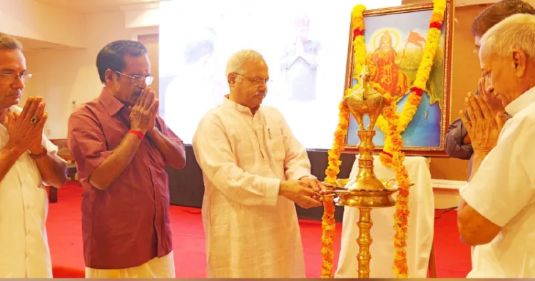 സംഘ ശതാബ്ദിയുടെ ഭാഗമായി കൊല്ലം ചിന്നക്കട നാണി ഹോട്ടലില്‍ സംഘടിപ്പിച്ച പ്രബുദ്ധ പൗരസംഗമത്തിന് ആര്‍എസ്എസ് അഖില ഭാരതീയ പ്രചാര്‍പ്രമുഖ് സുനില്‍ ആംബേക്കര്‍ ദീപം തെളിയിക്കുന്നു