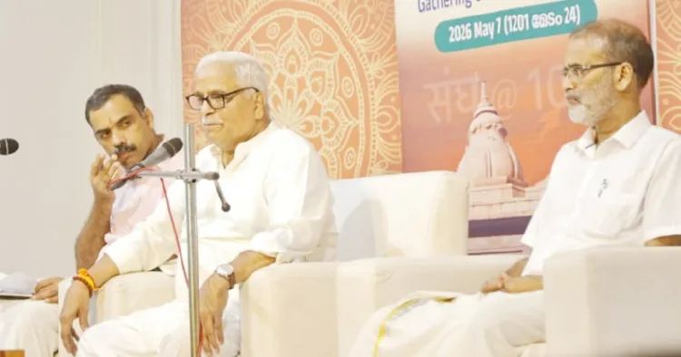 ആര്‍എസ്എസ് ശതാബ്ദിയോടനുബന്ധിച്ച് കോഴിക്കോട് കുന്ദമംഗലത്ത് പൗരപ്രമുഖ സംഗമത്തില്‍ ആര്‍എസ്എസ് അഖില ഭാരതീയ കാര്യകാരി അംഗം സുരേഷ് ജോഷി സംസാരിക്കുന്നു. ആര്‍എസ്എസ് ഉത്തരകേരളം പ്രാന്ത സഹബൗദ്ധിക് പ്രമുഖ് കെ.എസ്. അനീഷ്, ആര്‍എസ്എസ് കോഴിക്കോട് ഗ്രാമ ജില്ലാ സംഘചാലക് അഡ്വ. പി.കെ. ശ്രീകുമാര്‍ സമീപം