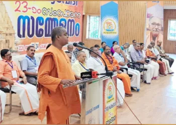 ഹിന്ദു ഐക്യവേദി സംസ്ഥാന പ്രതിനിധി സമ്മേളനം ചാലക്കുടി ടൗണ്‍ഹാളില്‍ സ്വാമി നന്ദാത്മജാനന്ദ ഉദ്ഘാടനം ചെയ്യുന്നു
