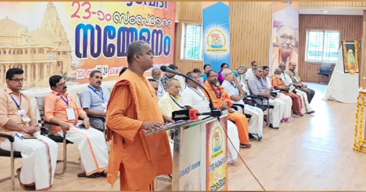 ഹിന്ദു ഐക്യവേദി സംസ്ഥാന പ്രതിനിധി സമ്മേളനം ചാലക്കുടി ടൗണ്‍ഹാളില്‍ സ്വാമി നന്ദാത്മജാനന്ദ ഉദ്ഘാടനം ചെയ്യുന്നു