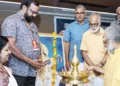 തപസ്യ സുവര്‍ണോത്സവത്തിന്റെ ഭാഗമായി നടന്ന ആദ്യകാല പ്രവര്‍ത്തകരുടെ കൂടിച്ചേരല്‍ 'സുവര്‍ണസംഗമം' കൈതപ്രം ദാമോദരന്‍ നമ്പൂതിരി ഉദ്ഘാടനം ചെയ്യുന്നു. രജനി സുരേഷ്, എം. ശ്രീഹര്‍ഷന്‍, കെ.ടി. രാമചന്ദ്രന്‍, പ്രൊഫ. പി.ജി. ഹരിദാസ്, പി. ബാലകൃഷ്ണന്‍, ഗോപിനാഥ് കോലിയത്ത്, കെ.പി. ശശിധരന്‍ എന്നിവര്‍ സമീപം.