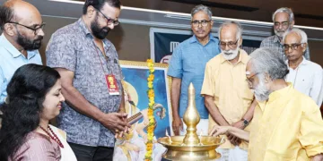 തപസ്യ സുവര്‍ണോത്സവത്തിന്റെ ഭാഗമായി നടന്ന ആദ്യകാല പ്രവര്‍ത്തകരുടെ കൂടിച്ചേരല്‍ 'സുവര്‍ണസംഗമം' കൈതപ്രം ദാമോദരന്‍ നമ്പൂതിരി ഉദ്ഘാടനം ചെയ്യുന്നു. രജനി സുരേഷ്, എം. ശ്രീഹര്‍ഷന്‍, കെ.ടി. രാമചന്ദ്രന്‍, പ്രൊഫ. പി.ജി. ഹരിദാസ്, പി. ബാലകൃഷ്ണന്‍, ഗോപിനാഥ് കോലിയത്ത്, കെ.പി. ശശിധരന്‍ എന്നിവര്‍ സമീപം.