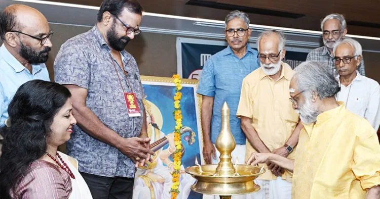 തപസ്യ സുവര്‍ണോത്സവത്തിന്റെ ഭാഗമായി നടന്ന ആദ്യകാല പ്രവര്‍ത്തകരുടെ കൂടിച്ചേരല്‍ 'സുവര്‍ണസംഗമം' കൈതപ്രം ദാമോദരന്‍ നമ്പൂതിരി ഉദ്ഘാടനം ചെയ്യുന്നു. രജനി സുരേഷ്, എം. ശ്രീഹര്‍ഷന്‍, കെ.ടി. രാമചന്ദ്രന്‍, പ്രൊഫ. പി.ജി. ഹരിദാസ്, പി. ബാലകൃഷ്ണന്‍, ഗോപിനാഥ് കോലിയത്ത്, കെ.പി. ശശിധരന്‍ എന്നിവര്‍ സമീപം.