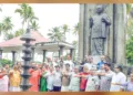 തപസ്യ കലാസാഹിത്യ വേദിയുടെ അഭിമുഖ്യത്തില് തോന്നയ്ക്കല് ആശാന്സ്മാരകത്തില് നിന്ന് കായിക്കരയിലേക്ക് നടത്തിയ കുമാരനാശാന് സ്മൃതി യാത്രയുടെ സമാപനത്തില് കവിയുടെ ജന്മസ്ഥലം സംരക്ഷിക്കുമെന്ന പ്രതിജ്ഞയെടുക്കുന്ന യാത്രാംഗങ്ങള്. നടുവട്ടം ഗോപാലകൃഷ്ണന്, ദര്ശന് രാമന്, കാര്യവട്ടം ശ്രീകണ്ഠന് നായര്, പ്രൊഫ. പി.ജി ഹരിദാസ്, കല്ലറ അജയന്, ഭാവന രാധാകൃഷ്ണന്, കാവാലം ശശികുമാര്, ജി.എം. മഹേഷ്, സുജിത് ഭവാനന്ദന്, കെ.വി. രാജേന്ദ്രന്,
മുക്കം പാലമൂട് രാധാകൃഷ്ണന്, അശോകന് കായിക്കര, വക്കം അജിത് തുടങ്ങിയര്