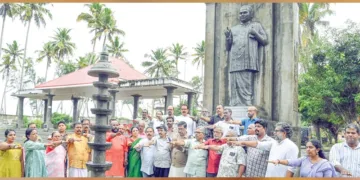 തപസ്യ കലാസാഹിത്യ വേദിയുടെ അഭിമുഖ്യത്തില്‍ തോന്നയ്ക്കല്‍ ആശാന്‍സ്മാരകത്തില്‍ നിന്ന് കായിക്കരയിലേക്ക് നടത്തിയ കുമാരനാശാന്‍ സ്മൃതി യാത്രയുടെ സമാപനത്തില്‍ കവിയുടെ ജന്മസ്ഥലം സംരക്ഷിക്കുമെന്ന പ്രതിജ്ഞയെടുക്കുന്ന യാത്രാംഗങ്ങള്‍. നടുവട്ടം ഗോപാലകൃഷ്ണന്‍, ദര്‍ശന്‍ രാമന്‍, കാര്യവട്ടം ശ്രീകണ്ഠന്‍ നായര്‍, പ്രൊഫ. പി.ജി ഹരിദാസ്, കല്ലറ അജയന്‍, ഭാവന രാധാകൃഷ്ണന്‍, കാവാലം ശശികുമാര്‍, ജി.എം. മഹേഷ്, സുജിത് ഭവാനന്ദന്‍, കെ.വി. രാജേന്ദ്രന്‍,
മുക്കം പാലമൂട് രാധാകൃഷ്ണന്‍, അശോകന്‍ കായിക്കര, വക്കം അജിത് തുടങ്ങിയര്‍