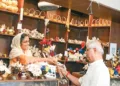 തൃശൂര്‍ റെയില്‍വേ സ്റ്റേഷനില്‍ ഷാഹിനയുടെ പ്രദര്‍ശനത്തില്‍ നിന്ന് ഉത്പന്നങ്ങള്‍ വാങ്ങുന്ന ഗവര്‍ണര്‍ രാജേന്ദ്ര വിശ്വനാഥ് ആര്‍ലേക്കര്‍