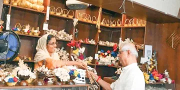 തൃശൂര്‍ റെയില്‍വേ സ്റ്റേഷനില്‍ ഷാഹിനയുടെ പ്രദര്‍ശനത്തില്‍ നിന്ന് ഉത്പന്നങ്ങള്‍ വാങ്ങുന്ന ഗവര്‍ണര്‍ രാജേന്ദ്ര വിശ്വനാഥ് ആര്‍ലേക്കര്‍