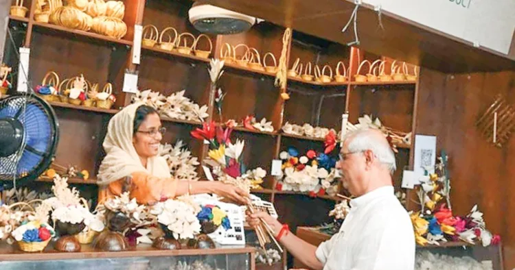 തൃശൂര്‍ റെയില്‍വേ സ്റ്റേഷനില്‍ ഷാഹിനയുടെ പ്രദര്‍ശനത്തില്‍ നിന്ന് ഉത്പന്നങ്ങള്‍ വാങ്ങുന്ന ഗവര്‍ണര്‍ രാജേന്ദ്ര വിശ്വനാഥ് ആര്‍ലേക്കര്‍