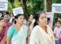 തുരുത്തുമ്മല്‍ വീരഭദ്രകാളി ക്ഷേത്ര അധികാരികള്‍ക്ക് നേരെയുണ്ടായ ഭീഷണിക്കെതിരെ സംഘടിപ്പിച്ച നാമജപ പ്രതിഷേധത്തില്‍ സ്ത്രീകളും കുട്ടികളുമടക്കം ഭക്തജനങ്ങള്‍ പങ്കെടുത്തപ്പോള്‍