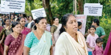 തുരുത്തുമ്മല്‍ വീരഭദ്രകാളി ക്ഷേത്ര അധികാരികള്‍ക്ക് നേരെയുണ്ടായ ഭീഷണിക്കെതിരെ സംഘടിപ്പിച്ച നാമജപ പ്രതിഷേധത്തില്‍ സ്ത്രീകളും കുട്ടികളുമടക്കം ഭക്തജനങ്ങള്‍ പങ്കെടുത്തപ്പോള്‍