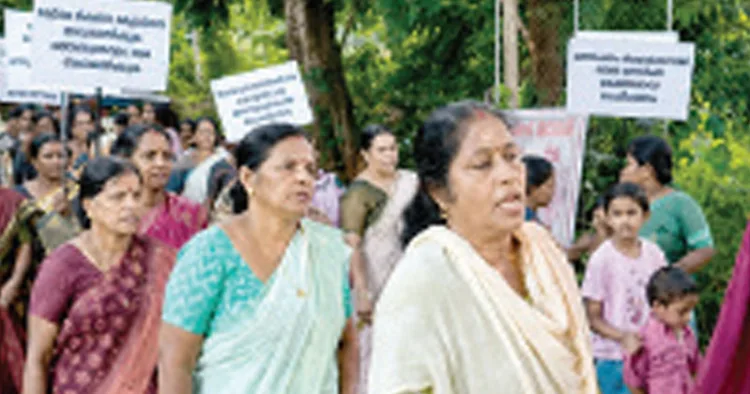 തുരുത്തുമ്മല്‍ വീരഭദ്രകാളി ക്ഷേത്ര അധികാരികള്‍ക്ക് നേരെയുണ്ടായ ഭീഷണിക്കെതിരെ സംഘടിപ്പിച്ച നാമജപ പ്രതിഷേധത്തില്‍ സ്ത്രീകളും കുട്ടികളുമടക്കം ഭക്തജനങ്ങള്‍ പങ്കെടുത്തപ്പോള്‍