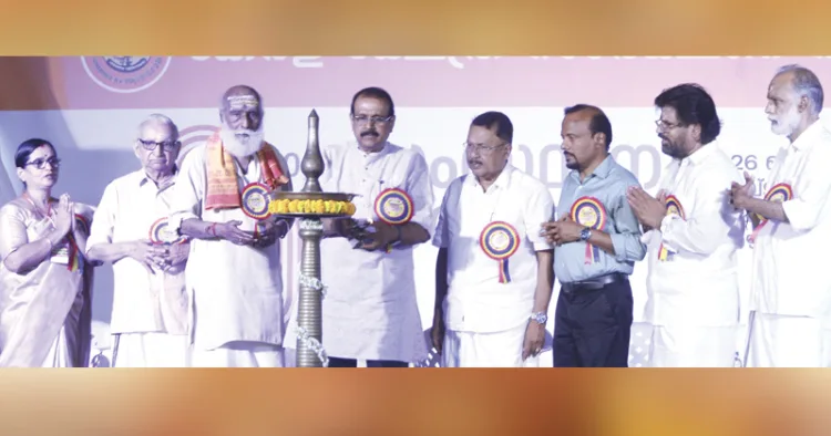 കേരള ക്ഷേത്ര സംരക്ഷണ സമിതി വാര്ഷിക സമ്മേളനവും മാധവ്ജി ജന്മശതാബ്ദി ആഘോഷവും മുന് ഡിജിപി ഡോ.ടി .പി. സെന്കുമാര് ഉദ്ഘാടനം ചെയ്യുന്നു. ദീപാ മേനോന്, എന്. എം. കദംബന് നമ്പൂതിരിപ്പാട്, സി. ചന്ദ്രശേഖരന്, പി. എസ്. ശ്രീധരന്പിള്ള, വി. അനില്കുമാര്, മുല്ലപ്പള്ളി കൃഷ്ണന് നമ്പൂതിരി, എം. ടി. വിശ്വനാഥന് എന്നിവര് സമീപം.