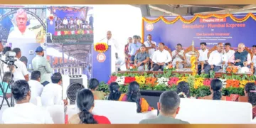ബെംഗളൂരു- മുംബൈ എക്സ്പ്രസ് ട്രെയിന്‍ സര്‍വീസ് വെര്‍ച്ച്വലായി കേന്ദ്ര റെയില്‍വേ മന്ത്രി അശ്വിനി വൈഷ്ണവ്
ഫ്‌ലാഗ് ഓഫ് ചെയ്യുന്നു