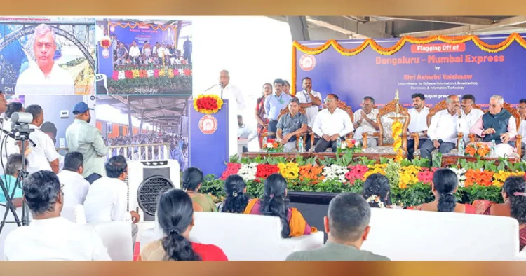 ബെംഗളൂരു- മുംബൈ എക്സ്പ്രസ് ട്രെയിന് സര്വീസ് വെര്ച്ച്വലായി കേന്ദ്ര റെയില്വേ മന്ത്രി അശ്വിനി വൈഷ്ണവ്
ഫ്ലാഗ് ഓഫ് ചെയ്യുന്നു