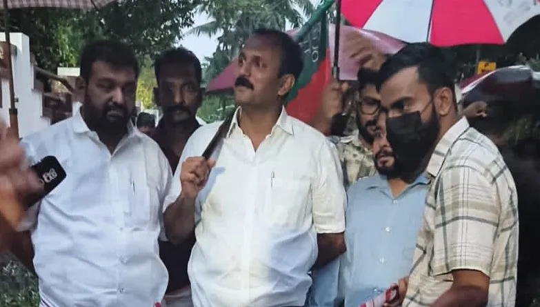 ഇതിലും വലിയ പെരുന്നാളിന് ഉപ്പുപ്പാ പള്ളിയിൽ പോയിട്ടില്ല ; സിപിഎമ്മുകാരുടെ പ്രകടനത്തിന് വീടിന് മുന്നിൽ ചങ്കുറപ്പോടെ നിന്ന് ഷോൺ ജോർജ്