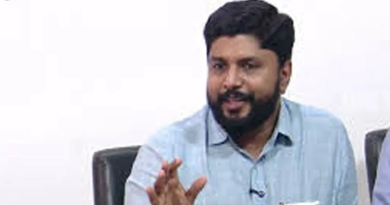 കെഎസ്ആര്‍ടിസി ബസ് ചില്ല് തകര്‍ത്തത് തന്റെ ഭാര്യയല്ല: വ്യാജ പ്രചാരണത്തിനെതിരെ വി വസീഫ്