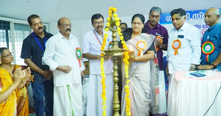 ഭാരതീയ വേലന്‍ സര്‍വീസ് സൊസൈറ്റി (ബിവിഎസ്എസ്) സംസ്ഥാന പ്രതിനിധി സമ്മേളനം പത്തനംതിട്ട
ജില്ലാ പഞ്ചായത്ത് പ്രസിഡന്റ് ദീനാമ്മ റോയി ഉദ്ഘാടനം ചെയ്യുന്നു