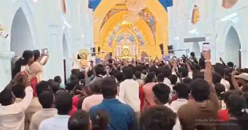 വിജയ് ആരാധകരുടെ മുദ്രാവാക്യം വിളിയിൽ വേളാങ്കണ്ണി പള്ളിയിൽ ശുശ്രൂഷകൾ തടസ്സപ്പെട്ടു; പ്രദേശത്ത് തമ്പടിച്ചത് ആയിരക്കണക്കിനാളുകൾ