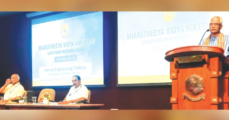 ഭാരതീയ വിദ്യാനികേതന്‍ സംസ്ഥാന പ്രതിനിധിസഭയില്‍ സംസ്ഥാന പ്രസിഡന്റ് പി. ഗോപാലന്‍കുട്ടി മാസ്റ്റര്‍ സംസാരിക്കുന്നു