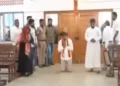 വിജയ് മുട്ടില്‍ പ്രാര്‍ത്ഥിച്ച് മുന്നോട്ട് നടക്കുന്നു